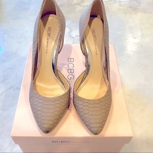 6M/36 BCBGeneration taupe snake skin shoes